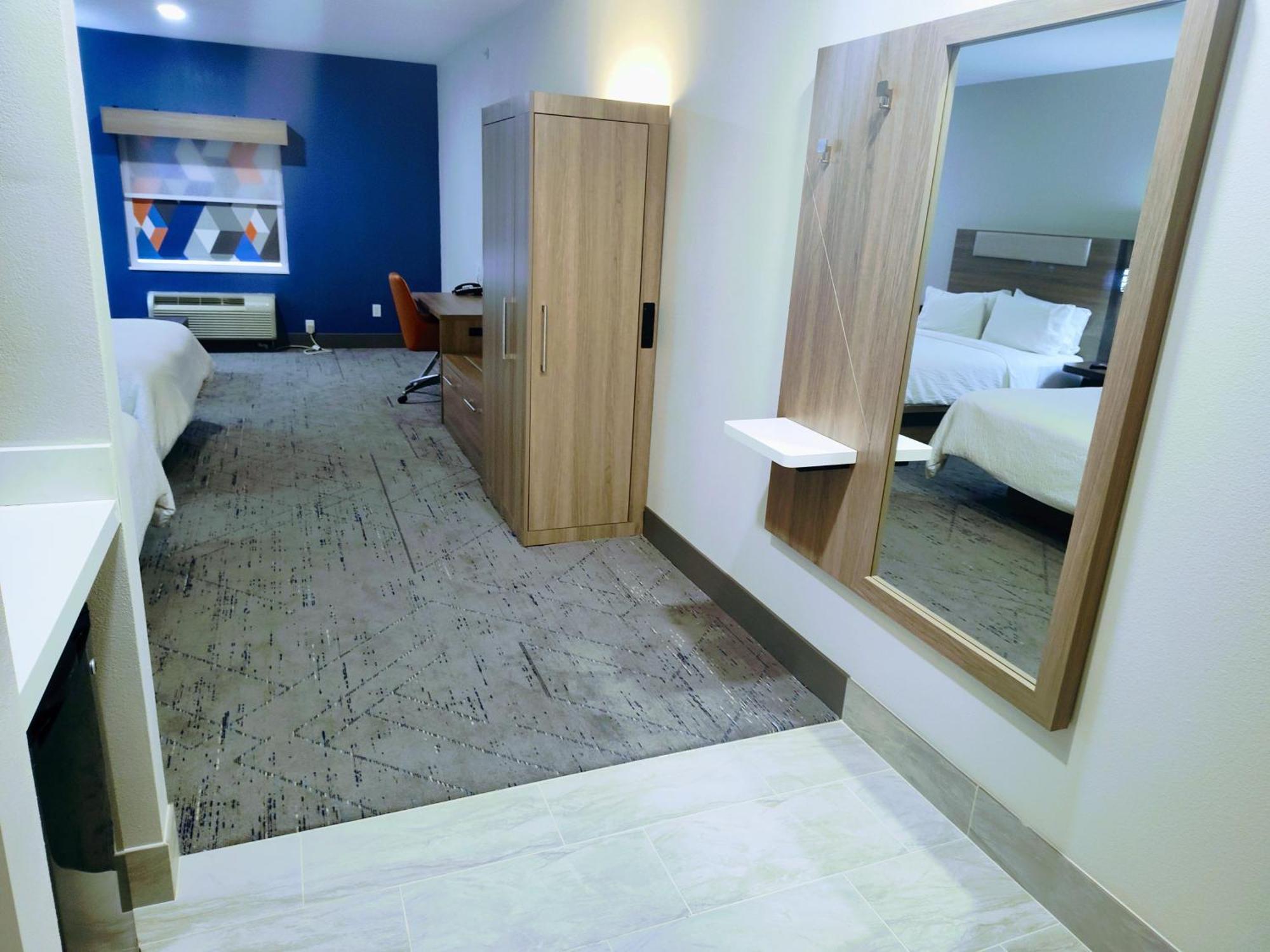 Holiday Inn Express Kenedy By Ihg Exterior photo